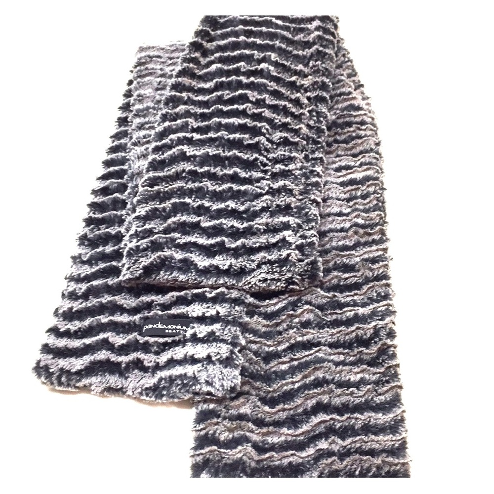 Pandemonium Seattle faux fur scarf